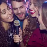 Experimente um Aplicativo de Karaokê ao Vivo Online Grátis – Liberte o Cantor em Você!